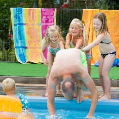 Papa in het water duwen