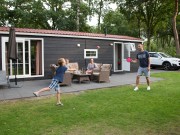 A 31 + 32 spelen bij chalet.jpg