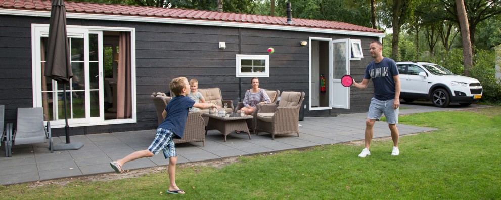 A 31 + 32 spelen bij chalet.jpg