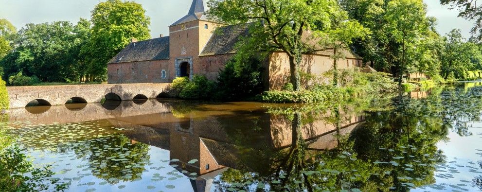 Kasteeltuinen Arcen_lente Poortgebouw.jpg