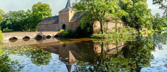Kasteeltuinen Arcen_lente Poortgebouw.jpg