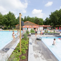 Een overzichtsfoto van het vernieuwde zwembad