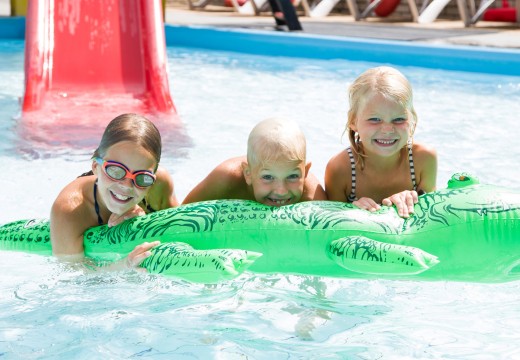 Met de krokodil in het zwembad Met de krokodil in het zwembad