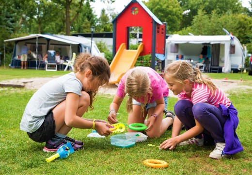 Ontdekken bij de tent - kleiner.jpg Ontdekken bij de tent - kleiner.jpg