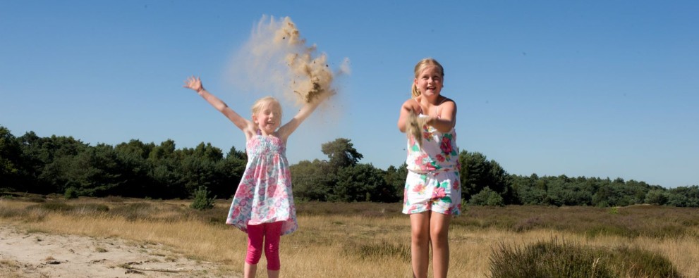 Spelen met zand op heide De Ullingse Bergen.jpg