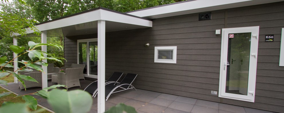 Voorzijde chalet met overdekt terras