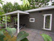 Voorzijde chalet met overdekt terras