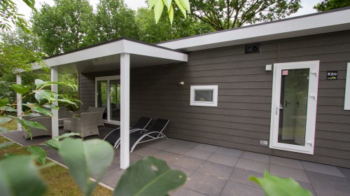 Voorzijde chalet met overdekt terras