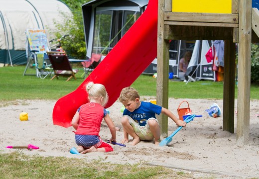 Spelen in de zandbak Spelen in de zandbak
