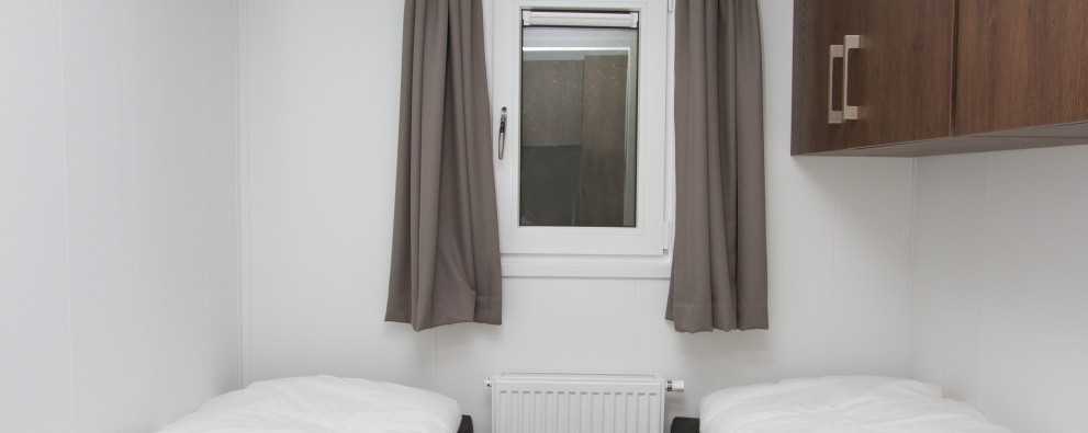 Slaapkamer met 2 losse bedden chalet met overdekt terras