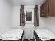 Slaapkamer met 2 losse bedden chalet met overdekt terras