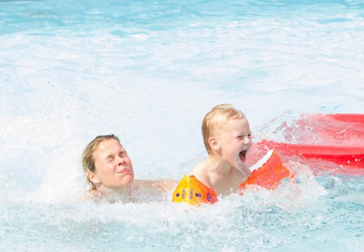 Waterpret in het zwembad - klein.jpg Waterpret in het zwembad - klein.jpg