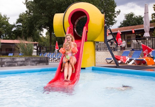 Samen glijden van de glijbaan in het zwembad Samen glijden van de glijbaan in het zwembad
