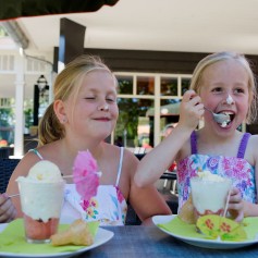 IJsje eten bij restaurant De Heksenboom