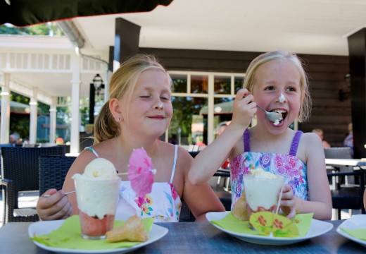 IJsje eten bij restaurant De Heksenboom