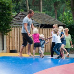 Samen springen op de airtrampoline