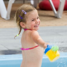 Spetteren in het zwembad