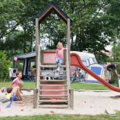 Spelen op kampeerveld Maisveld De Ullingse Bergen 6