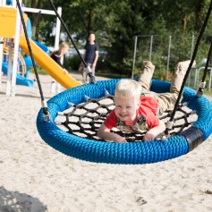 Schommelen in de grote speeltuin