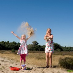 Spelen met zand op heide De Ullingse Bergen