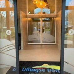 Entree sanitairgebouw Grasveld