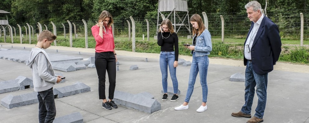 Bezoekers bij maquette Kamp Vught_foto Jan van de Ven.jpg