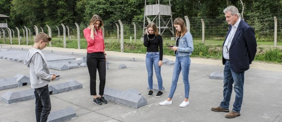 Bezoekers bij maquette Kamp Vught_foto Jan van de Ven.jpg