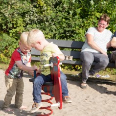 Genieten van de spelende kids