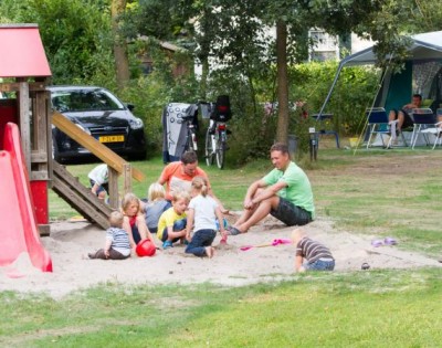 De zandbak is voor jong en oud!.jpg