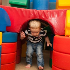 Of spelen met de blokken in de ballenbak