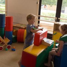 Spelen met de blokken in de ballenbak