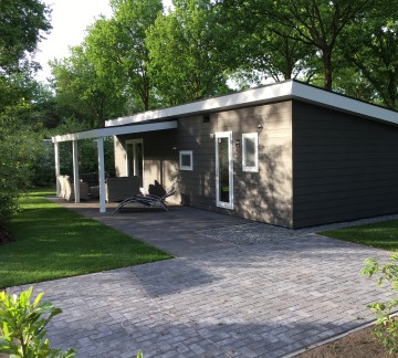 Buitenzijde chalet met overdekt terras