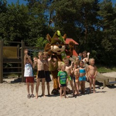 MaGniX in speeltuin met vriendjes