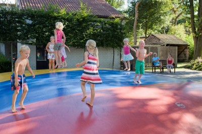 Springen op de airtrampoline De Ullingse Bergen