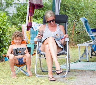 Samen lezen voor de tent.jpg